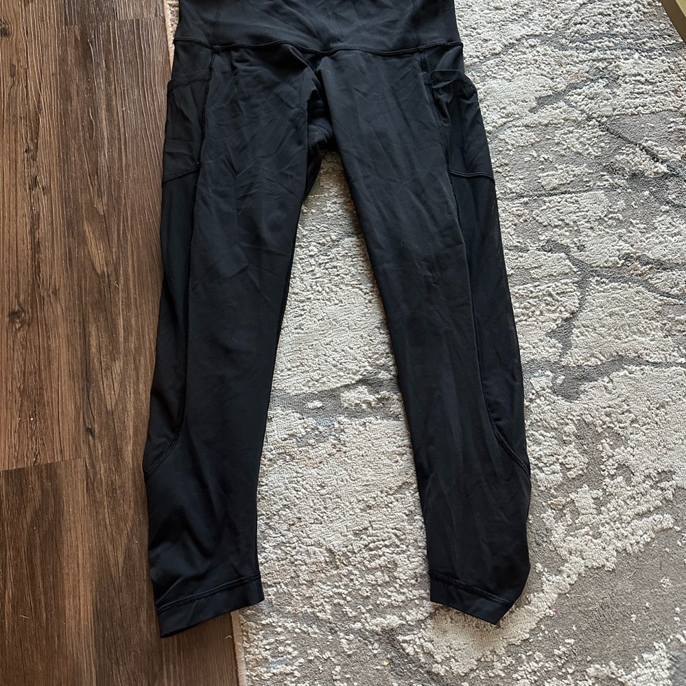 Lululemon below knee mesh side leggings with pockets